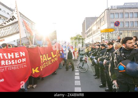 Berliner Revolutionäre 1. Mai-Demo, Heraus zum revolutionaeren 1. Mai , Berlin, 01.05.2024 Revolutionäre 1. Mai-Demo, Heraus zum revolutionaeren 1. Mai , Berlin, 01.05.2024 *** Berlin Revolutionaere 1 Mai Demo, Heraus zum revolutionaeren 1 Mai , Berlin, 01 05 2024 Revolutionaere 1 Mai Demo, Heraus zum revolutionaeren 1 Mai , Berlin, 01 05 2024 Copyright: XEibner-Pressefoto/JadrankoxMarjax EP JMC Stockfoto