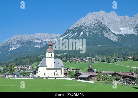 Beliebtes idyllisches Dorf Going am Wilden Kaiser mit Kaisergebirge im Hintergrund, Tirol, Österreich Stockfoto