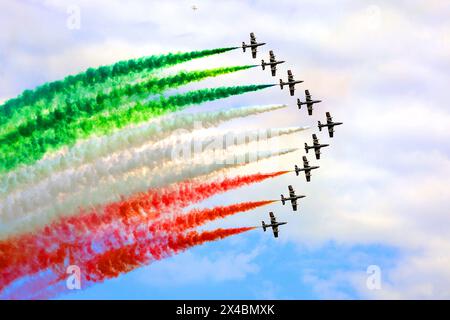 Udine, Luftwaffenstützpunkt Rivolto in Italien. Mai 2024. Das italienische Kunstflugteam Frecce Tricolori tritt während einer Flugshow auf, die anlässlich der 64. Kunstflugsaison des Kunstflugteams am 1. Mai 2024 auf dem Luftwaffenstützpunkt Rivolto in Italien organisiert wird. Das italienische Kunstflugteam Frecce Tricolori wird ab dem 5. Mai an vielen Orten in Italien auftreten. Quelle: Diego Petrussi/Xinhua/Alamy Live News Stockfoto