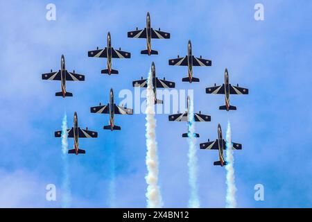 Udine, Luftwaffenstützpunkt Rivolto in Italien. Mai 2024. Das italienische Kunstflugteam Frecce Tricolori tritt während einer Flugshow auf, die anlässlich der 64. Kunstflugsaison des Kunstflugteams am 1. Mai 2024 auf dem Luftwaffenstützpunkt Rivolto in Italien organisiert wird. Das italienische Kunstflugteam Frecce Tricolori wird ab dem 5. Mai an vielen Orten in Italien auftreten. Quelle: Diego Petrussi/Xinhua/Alamy Live News Stockfoto