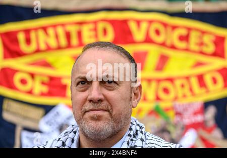 Dr. Husam Zomlot, palästinensischer Botschafter in Großbritannien, trägt den schwarz-weißen Keffiyeh (Schal) beim Londoner Maimarsch am Trafalgar Square Stockfoto