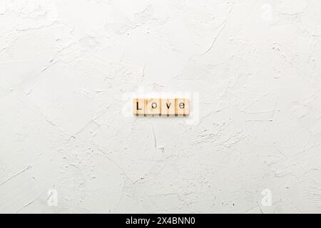 Liebe Wort auf Holz Block geschrieben. liebe Text in Tabelle, Konzept. Stockfoto