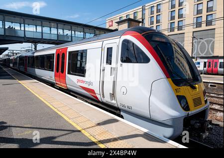 Cambridge England Vereinigtes Königreich Greater Anglia British Rail Class 720 107 Aventra Class EMU-Triebzug mit elektrischem Triebzug, entworfen und hergestellt von dem Hersteller Bombardier Transportation und Alstom. Zug, Lokomotive, Eisenbahnen, öffentliche Verkehrsmittel, Stockfoto