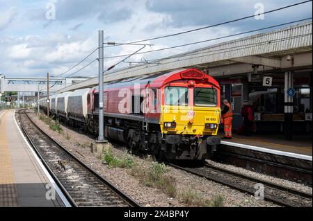 Peterborough England Vereinigtes Königreich DB Cargo Deutsche Bahn Lokomotive 66093 zieht Schüttgut im Leerlauf an der Peterborough Station. Klasse 66 Stockfoto