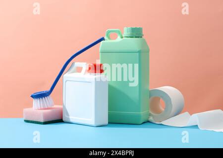 Minimale Szene für Werbung Reinigungsprodukt mit Modellflasche für Design. Grün-weiße Kanister mit Toilettenbürste, Schwämmen und Papi Stockfoto