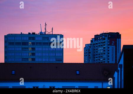 Hochhäuser des Ihme-Zentrum im Abendrot, Landeshauptstadt Hannover, Niedersachsen, Deutschland *** Hochhäuser des Ihme-Zentrums bei Sonnenuntergang, Stadt Hannover, Niedersachsen, Deutschland Stockfoto