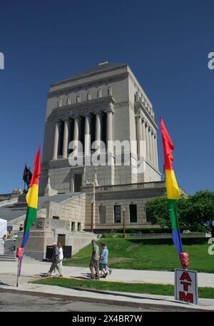 INDIANAPOLIS, IN, USA, 14. JUNI 2008: Indiana World war Memorial Plaza mit Pride Flags and People Stockfoto