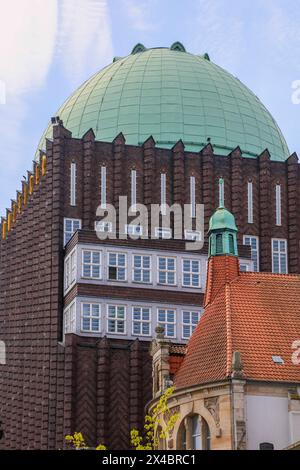 ehemaliges Goseriedebad, 1905 eröffnetes Hallenbad im Stil des Neobarock und Jugendstil, hinten Anzeiger-Hochhaus, Landeshauptstadt Hannover, Niedersachsen, Deutschland *** ehemaliges Goseriedebad, 1905 eröffnet im Neobarock- und Jugendstil-Stil, hinter dem Anzeiger-Hochhaus, Landeshauptstadt Hannover, Niedersachsen Stockfoto