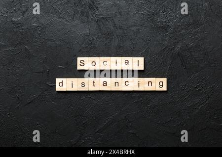 Soziale Distanzierung Wort auf Holzblock geschrieben. Soziale Distanzierung Text auf Zementtisch für Ihr Design, Konzept. Stockfoto