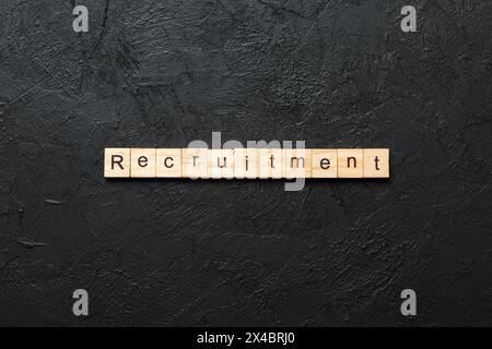 Rekrutierungswort auf Holzblock geschrieben. Rekrutierungstext auf Tisch, Konzept. Stockfoto