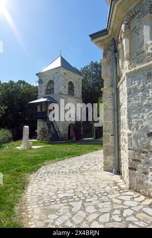 Glockenturm des serbisch-orthodoxen Klosters Staro Hopovo auf dem Berg Fruska Gora in Nordserbien Stockfoto