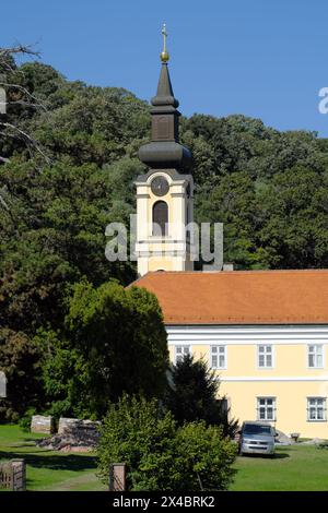 Glockenturm des serbisch-orthodoxen Klosters Novo Hopovo auf dem Berg Fruska Gora in Nordserbien Stockfoto