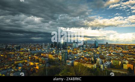 Dunkle stürmische Wolken über Mailand. Fantastische Aussicht auf die dramatische Skyline von Mailand. Konzept des Klimawandels. Italien, Lombardei, Mailand 05,2024 Stockfoto