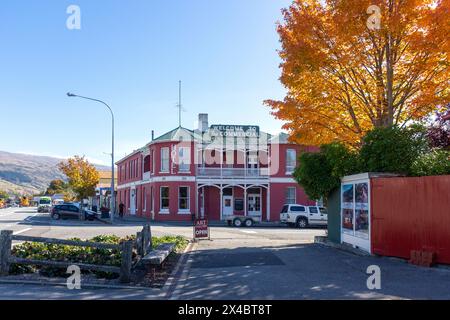 Historisches Commercial Hotel Roxburgh im Herbst, Scotland Street, Roxborough, Otago, South Island, Neuseeland Stockfoto