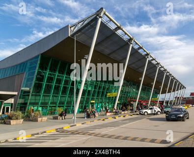 Außenansicht des Terminalgebäudes Tirana International Airport Nënë Tereza, Mother Theresa Rinas Airport, Tirana, Albanien Stockfoto