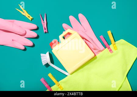 Blick von oben auf Hausputzmittel aus Kunststoff auf blauem Holztischhintergrund, Hausservice oder Haushaltskonzept für Werbung. Modell. Stockfoto