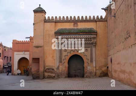 Alte Festungsmauer mit Tor, authentische Details traditionelle marokkanische Architektur, antike mittelalterliche Gebäude, afrikanische Reiseziele, kulturelles He Stockfoto