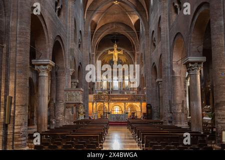 Hauptschiff der Kathedrale in Modena, Italien. Stockfoto