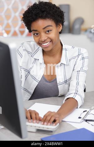 Schöne junge Frau in der Position des Managers oder Verkäufers Stockfoto