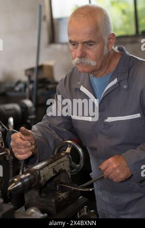 Leiter mechanische Instandhaltung Nähmaschine Stockfoto