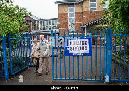 Hillingdon, Großbritannien. Mai 2024. Die Wähler waren in Hillingdon im Londoner Stadtteil Hillingdon unterwegs und gaben ihre Stimmen für die Wahl zum Londoner Bürgermeister ab. Die konservative Kandidatin Susan Hall sagte, dass sie das umstrittene ULEZ-System für die Ultra Low Emission Zone abschaffen werde, wenn sie anstelle des derzeitigen Bürgermeisters Sadiq Khan gewählt werde. Wähler, die persönlich und nicht per Post abstimmen, müssen einen Identitätsnachweis mitbringen, um wählen zu können. Quelle: Maureen McLean/Alamy Live News Stockfoto