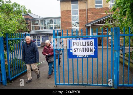 Hillingdon, Großbritannien. Mai 2024. Die Wähler waren in Hillingdon im Londoner Stadtteil Hillingdon unterwegs und gaben ihre Stimmen für die Wahl zum Londoner Bürgermeister ab. Die konservative Kandidatin Susan Hall sagte, dass sie das umstrittene ULEZ-System für die Ultra Low Emission Zone abschaffen werde, wenn sie anstelle des derzeitigen Bürgermeisters Sadiq Khan gewählt werde. Wähler, die persönlich und nicht per Post abstimmen, müssen einen Identitätsnachweis mitbringen, um wählen zu können. Quelle: Maureen McLean/Alamy Live News Stockfoto