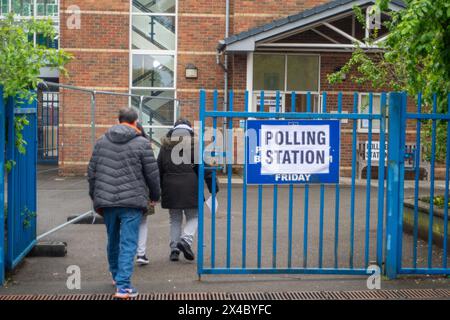 Hillingdon, Großbritannien. Mai 2024. Die Wähler waren in Hillingdon im Londoner Stadtteil Hillingdon unterwegs und gaben ihre Stimmen für die Wahl zum Londoner Bürgermeister ab. Die konservative Kandidatin Susan Hall sagte, dass sie das umstrittene ULEZ-System für die Ultra Low Emission Zone abschaffen werde, wenn sie anstelle des derzeitigen Bürgermeisters Sadiq Khan gewählt werde. Wähler, die persönlich und nicht per Post abstimmen, müssen einen Identitätsnachweis mitbringen, um wählen zu können. Quelle: Maureen McLean/Alamy Live News Stockfoto