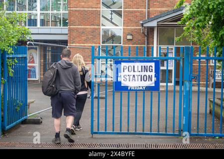 Hillingdon, Großbritannien. Mai 2024. Die Wähler waren in Hillingdon im Londoner Stadtteil Hillingdon unterwegs und gaben ihre Stimmen für die Wahl zum Londoner Bürgermeister ab. Die konservative Kandidatin Susan Hall sagte, dass sie das umstrittene ULEZ-System für die Ultra Low Emission Zone abschaffen werde, wenn sie anstelle des derzeitigen Bürgermeisters Sadiq Khan gewählt werde. Wähler, die persönlich und nicht per Post abstimmen, müssen einen Identitätsnachweis mitbringen, um wählen zu können. Quelle: Maureen McLean/Alamy Live News Stockfoto