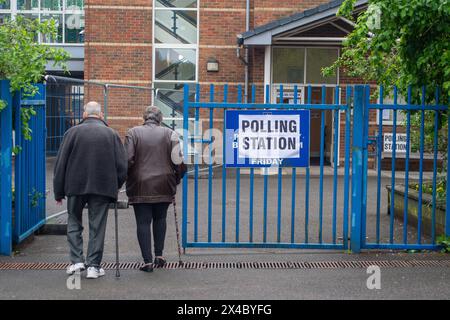 Hillingdon, Großbritannien. Mai 2024. Die Wähler waren in Hillingdon im Londoner Stadtteil Hillingdon unterwegs und gaben ihre Stimmen für die Wahl zum Londoner Bürgermeister ab. Die konservative Kandidatin Susan Hall sagte, dass sie das umstrittene ULEZ-System für die Ultra Low Emission Zone abschaffen werde, wenn sie anstelle des derzeitigen Bürgermeisters Sadiq Khan gewählt werde. Wähler, die persönlich und nicht per Post abstimmen, müssen einen Identitätsnachweis mitbringen, um wählen zu können. Quelle: Maureen McLean/Alamy Live News Stockfoto