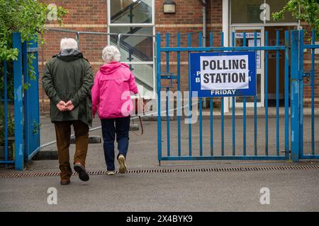 Hillingdon, Großbritannien. Mai 2024. Die Wähler waren in Hillingdon im Londoner Stadtteil Hillingdon unterwegs und gaben ihre Stimmen für die Wahl zum Londoner Bürgermeister ab. Die konservative Kandidatin Susan Hall sagte, dass sie das umstrittene ULEZ-System für die Ultra Low Emission Zone abschaffen werde, wenn sie anstelle des derzeitigen Bürgermeisters Sadiq Khan gewählt werde. Wähler, die persönlich und nicht per Post abstimmen, müssen einen Identitätsnachweis mitbringen, um wählen zu können. Quelle: Maureen McLean/Alamy Live News Stockfoto