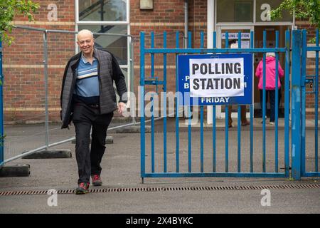 Hillingdon, Großbritannien. Mai 2024. Die Wähler waren in Hillingdon im Londoner Stadtteil Hillingdon unterwegs und gaben ihre Stimmen für die Wahl zum Londoner Bürgermeister ab. Die konservative Kandidatin Susan Hall sagte, dass sie das umstrittene ULEZ-System für die Ultra Low Emission Zone abschaffen werde, wenn sie anstelle des derzeitigen Bürgermeisters Sadiq Khan gewählt werde. Wähler, die persönlich und nicht per Post abstimmen, müssen einen Identitätsnachweis mitbringen, um wählen zu können. Quelle: Maureen McLean/Alamy Live News Stockfoto