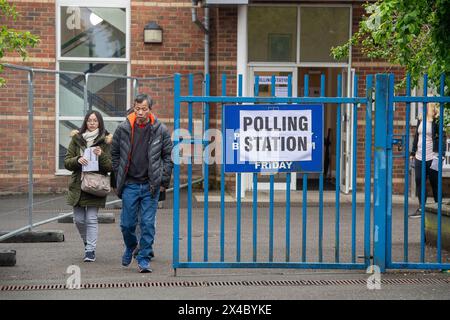 Hillingdon, Großbritannien. Mai 2024. Die Wähler waren in Hillingdon im Londoner Stadtteil Hillingdon unterwegs und gaben ihre Stimmen für die Wahl zum Londoner Bürgermeister ab. Die konservative Kandidatin Susan Hall sagte, dass sie das umstrittene ULEZ-System für die Ultra Low Emission Zone abschaffen werde, wenn sie anstelle des derzeitigen Bürgermeisters Sadiq Khan gewählt werde. Wähler, die persönlich und nicht per Post abstimmen, müssen einen Identitätsnachweis mitbringen, um wählen zu können. Quelle: Maureen McLean/Alamy Live News Stockfoto