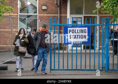 Hillingdon, Großbritannien. Mai 2024. Die Wähler waren in Hillingdon im Londoner Stadtteil Hillingdon unterwegs und gaben ihre Stimmen für die Wahl zum Londoner Bürgermeister ab. Die konservative Kandidatin Susan Hall sagte, dass sie das umstrittene ULEZ-System für die Ultra Low Emission Zone abschaffen werde, wenn sie anstelle des derzeitigen Bürgermeisters Sadiq Khan gewählt werde. Wähler, die persönlich und nicht per Post abstimmen, müssen einen Identitätsnachweis mitbringen, um wählen zu können. Quelle: Maureen McLean/Alamy Live News Stockfoto