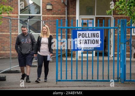 Hillingdon, Großbritannien. Mai 2024. Die Wähler waren in Hillingdon im Londoner Stadtteil Hillingdon unterwegs und gaben ihre Stimmen für die Wahl zum Londoner Bürgermeister ab. Die konservative Kandidatin Susan Hall sagte, dass sie das umstrittene ULEZ-System für die Ultra Low Emission Zone abschaffen werde, wenn sie anstelle des derzeitigen Bürgermeisters Sadiq Khan gewählt werde. Wähler, die persönlich und nicht per Post abstimmen, müssen einen Identitätsnachweis mitbringen, um wählen zu können. Quelle: Maureen McLean/Alamy Live News Stockfoto