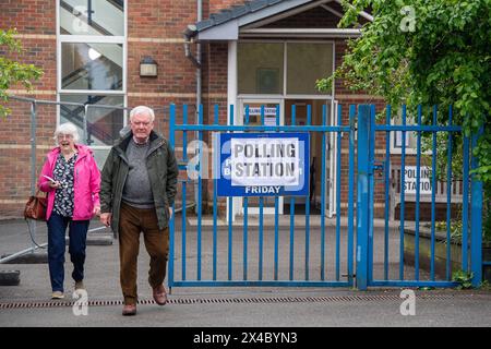 Hillingdon, Großbritannien. Mai 2024. Die Wähler waren in Hillingdon im Londoner Stadtteil Hillingdon unterwegs und gaben ihre Stimmen für die Wahl zum Londoner Bürgermeister ab. Die konservative Kandidatin Susan Hall sagte, dass sie das umstrittene ULEZ-System für die Ultra Low Emission Zone abschaffen werde, wenn sie anstelle des derzeitigen Bürgermeisters Sadiq Khan gewählt werde. Wähler, die persönlich und nicht per Post abstimmen, müssen einen Identitätsnachweis mitbringen, um wählen zu können. Quelle: Maureen McLean/Alamy Live News Stockfoto