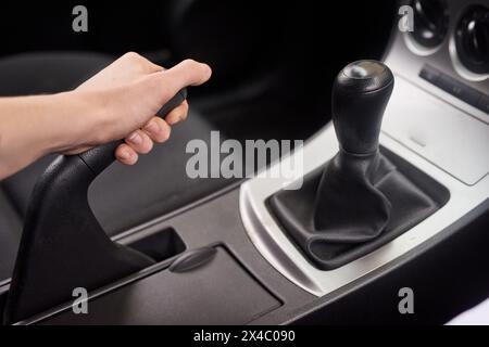 Fahrzeug, Handbremse und Person mit Innenraum, die das Fahrzeug für Benzin, Geschwindigkeit und Kupplung für die Fahrt ansteuert. Auto, Reise und Zoom von Luxus Stockfoto