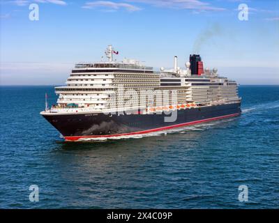 Maiden UK Arrival of Queen Anne, ein Kreuzfahrtschiff der Pinnacle-Klasse, das von der Cunard Line betrieben wird, Teil der Carnival Corporation am 30. April 2024. Stockfoto