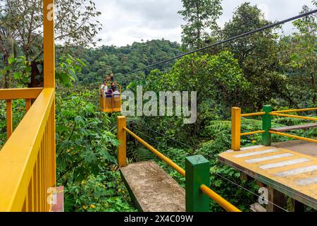 Menschen in der Seilbahn überqueren den Mindo-Nebelwald in der Nähe von Quito, Ecuador. Stockfoto