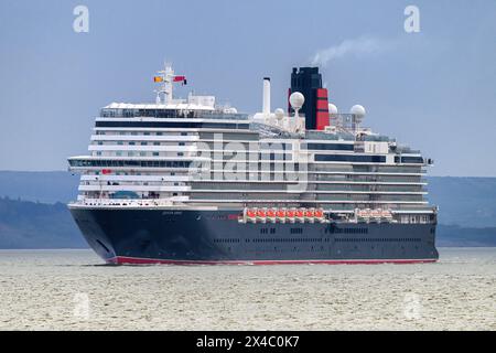 Maiden UK Arrival of Queen Anne, ein Kreuzfahrtschiff der Pinnacle-Klasse, das von der Cunard Line betrieben wird, Teil der Carnival Corporation am 30. April 2024. Stockfoto