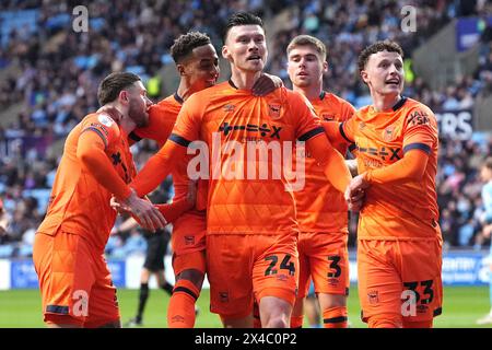 Dateifoto vom 30 20.04.2024 von Kieffer Moore (Mitte) in Ipswich Town feiert das erste Tor ihrer Mannschaft im Spiel. Die reguläre Saison der Meisterschaft endet am Samstagmittag, wobei Fragen zu Beförderung, Play-off und Abstieg noch zu klären sind. Ausgabedatum: Donnerstag, 2. Mai 2024. Stockfoto