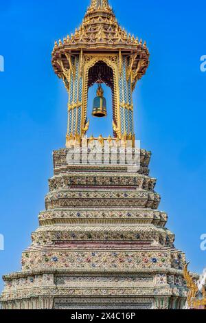 Golden Gell Tower Aus Porzellan Ho Rakhang, Grand Palace, Bangkok, Thailand. Der 1800 erbaute Palast war von 1782 bis 1925 die Heimat des Königs von Thailand Stockfoto