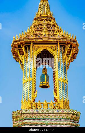 Golden Gell Tower Aus Porzellan Ho Rakhang, Grand Palace, Bangkok, Thailand. Der 1800 erbaute Palast war von 1782 bis 1925 die Heimat des Königs von Thailand Stockfoto