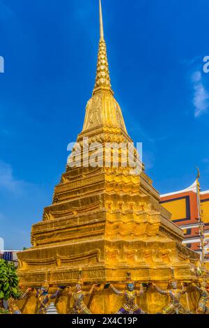 Farbenfrohe Wächter, goldene Stupa-Pagode, großer Palast, Bangkok, Thailand. Palace war von 1782 bis 1925 ein Gebäudekomplex und Sitz des Königs von Thailand Stockfoto