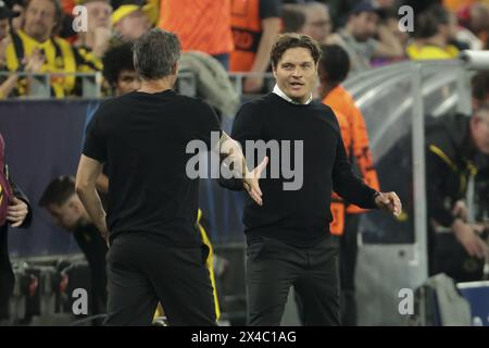Trainer von Borussia Dortmund Edin Terzic grüßt PSG-Trainer Luis Enrique (links) nach der UEFA Champions League, dem Halbfinale, dem 1. Leg-Fußballspiel zwischen Borussia Dortmund (BVB) und Paris Saint-Germain (PSG) am 1. Mai 2024 im Signal Iduna Park in Dortmund Stockfoto
