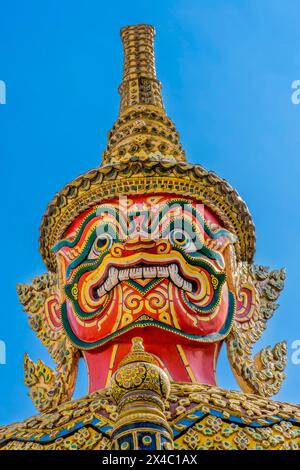 Rote Wächterstatue, Grand Palace, Bangkok, Thailand. Palace war von 1782 bis 1925 die Heimat des Königs von Thailand Stockfoto