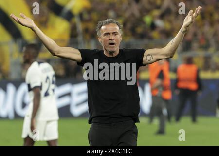 PSG-Trainer Luis Enrique grüßt die Fans nach der UEFA Champions League, dem Halbfinale und dem 1. Leg-Fußballspiel zwischen Borussia Dortmund (BVB) und Paris Saint-Germain (PSG) am 1. Mai 2024 im Signal Iduna Park in Dortmund Stockfoto
