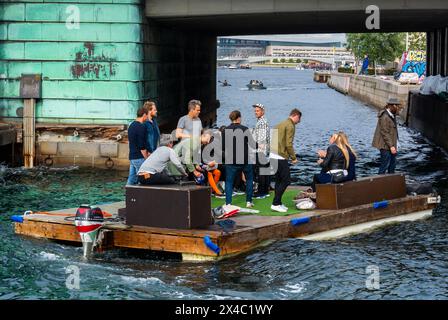 Kopenhagen, Dänemark, Gruppe Jugendliche, Teenager, Party auf einem kleinen Boot am Hafen, Gruppen junger Männer Stockfoto