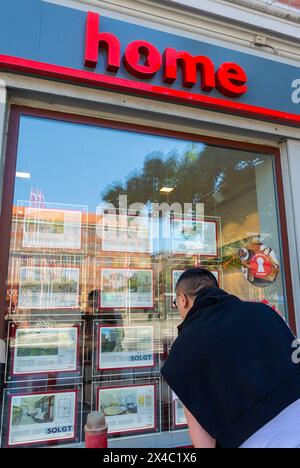 Kopenhagen, Dänemark, chinesischer Mann von hinten, Blick in das Schaufenster, Immobilienagentur, « Haus » Wohnungen zum Verkauf Stockfoto