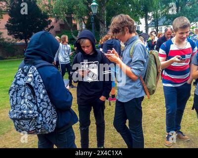 Kopenhagen, Dänemark, Gruppenkinder, Teenager, Jungen, mit Smartphones, tragbaren Geräten, bei öffentlichen Veranstaltungen, Abhängigkeit von « Pokemon-Smartphones Stockfoto