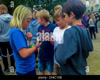 Kopenhagen, Dänemark, Gruppenkinder, Teenager, Jungen, verwenden von Smartphones, tragbaren Geräten, bei öffentlichen Veranstaltungen, „Pokemon“ Stockfoto